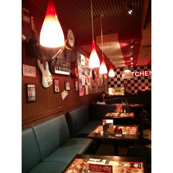 Ресторанный сервис бронирования столиков menu-rest.com - Интерьер ресторана "T.G.I. Friday`s"