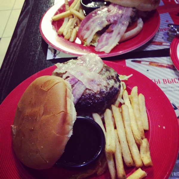 Ресторанный сервис бронирования столиков menu-rest.com - Интерьер ресторана "T.G.I. Friday`s"