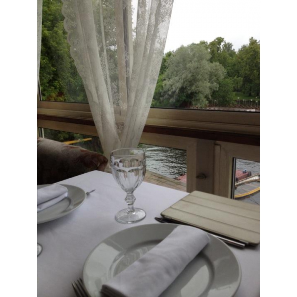 Ресторанный сервис бронирования столиков menu-rest.com - Интерьер ресторана "На речке"