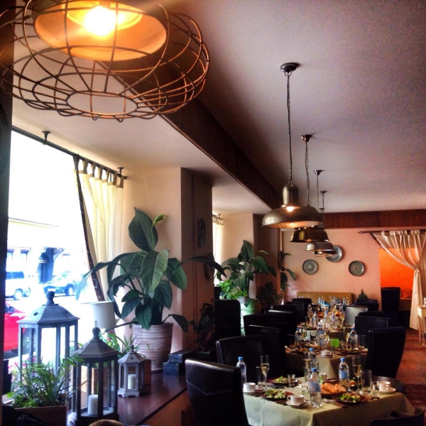 Ресторанный сервис бронирования столиков menu-rest.com - Интерьер ресторана "Миндаль cafe"