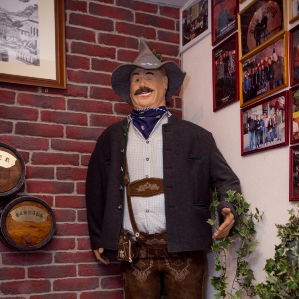 Ресторанный сервис бронирования столиков menu-rest.com - Интерьер ресторана "BIER KONIG (ПИВНОЙ КОРОЛЬ)"