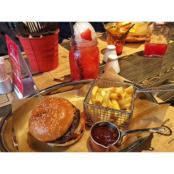 Ресторанный сервис бронирования столиков menu-rest.com - Интерьер ресторана "Ketch Up Burgers"