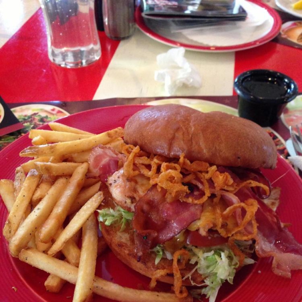 Ресторанный сервис бронирования столиков menu-rest.com - Интерьер ресторана "T.G.I. Friday`s"