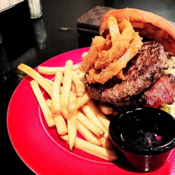 Ресторанный сервис бронирования столиков menu-rest.com - Интерьер ресторана "T.G.I. Friday`s"