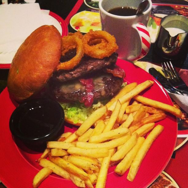 Ресторанный сервис бронирования столиков menu-rest.com - Интерьер ресторана "T.G.I. Friday`s"