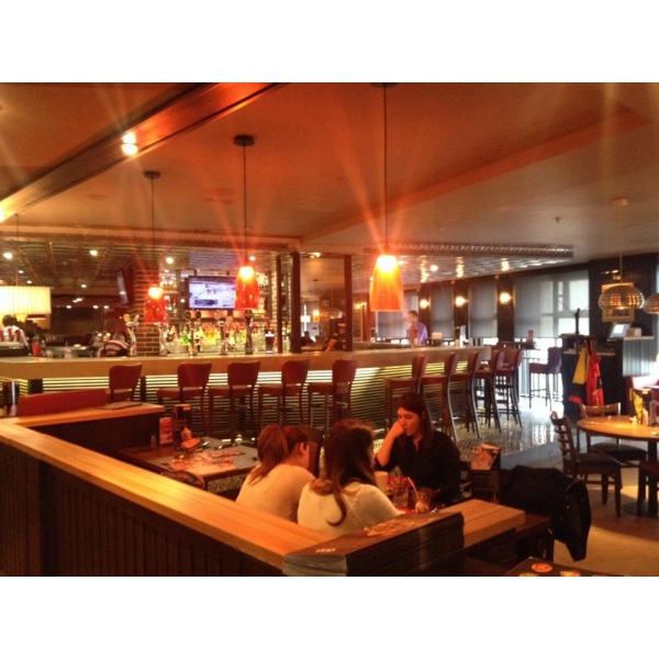 Ресторанный сервис бронирования столиков menu-rest.com - Интерьер ресторана "T.G.I. Friday`s"