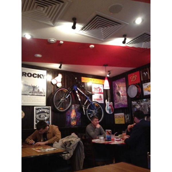 Ресторанный сервис бронирования столиков menu-rest.com - Интерьер ресторана "T.G.I. Friday`s"