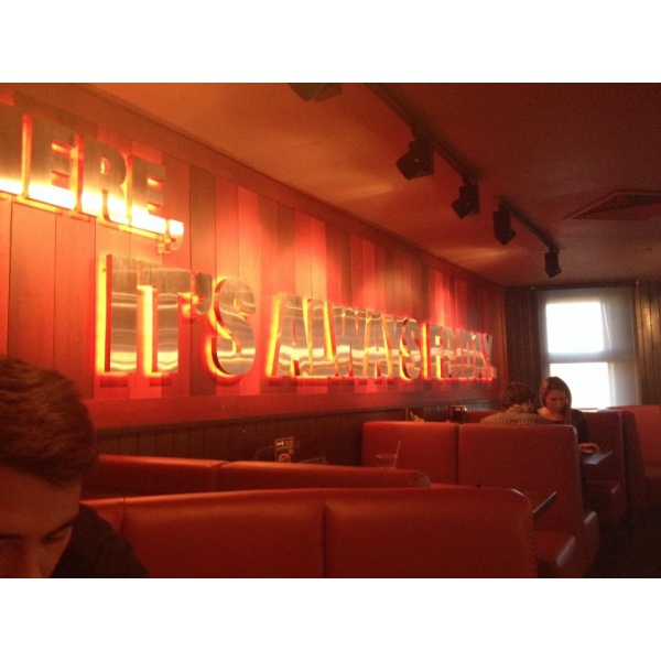 Ресторанный сервис бронирования столиков menu-rest.com - Интерьер ресторана "T.G.I. Friday`s"