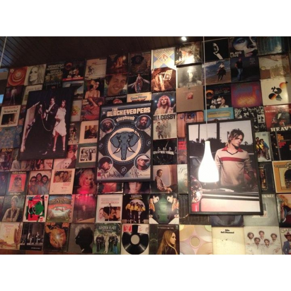 Ресторанный сервис бронирования столиков menu-rest.com - Интерьер ресторана "T.G.I. Friday`s"