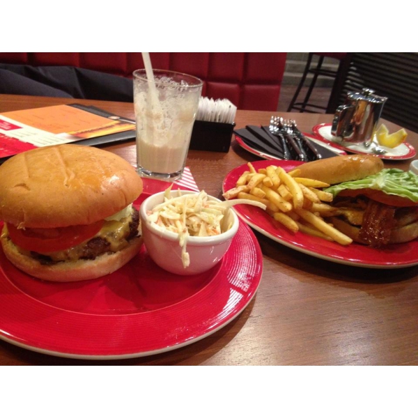 Ресторанный сервис бронирования столиков menu-rest.com - Интерьер ресторана "T.G.I. Friday`s"