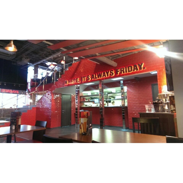 Ресторанный сервис бронирования столиков menu-rest.com - Интерьер ресторана "T.G.I. Friday`s"