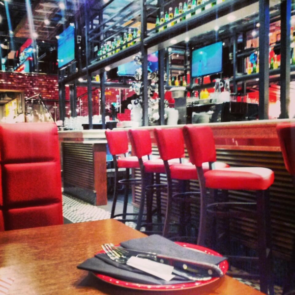 Ресторанный сервис бронирования столиков menu-rest.com - Интерьер ресторана "T.G.I. Friday`s"