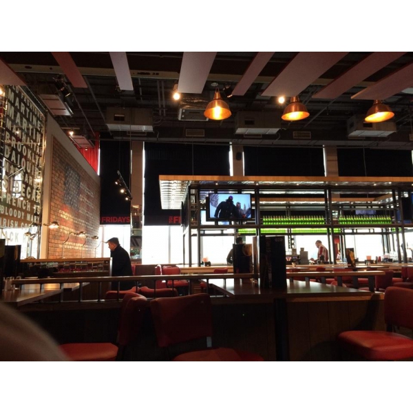 Ресторанный сервис бронирования столиков menu-rest.com - Интерьер ресторана "T.G.I. Friday`s"