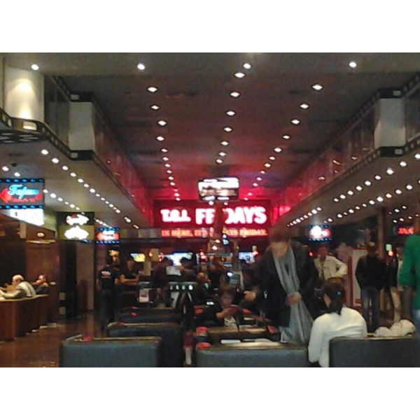 Ресторанный сервис бронирования столиков menu-rest.com - Интерьер ресторана "T.G.I. Friday`s"