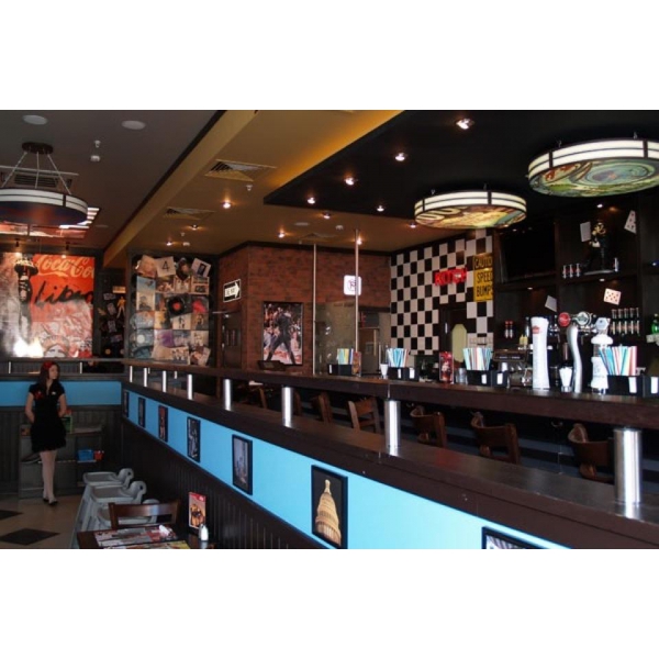 Ресторанный сервис бронирования столиков menu-rest.com - Интерьер ресторана "T.G.I. Friday`s"