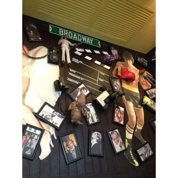 Ресторанный сервис бронирования столиков menu-rest.com - Интерьер ресторана "T.G.I. Friday`s"