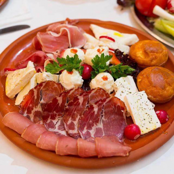 Ресторанный сервис бронирования столиков menu-rest.com - Интерьер ресторана "Югос"