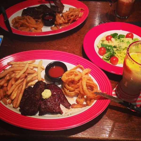 Ресторанный сервис бронирования столиков menu-rest.com - Интерьер ресторана "T.G.I. Friday`s"