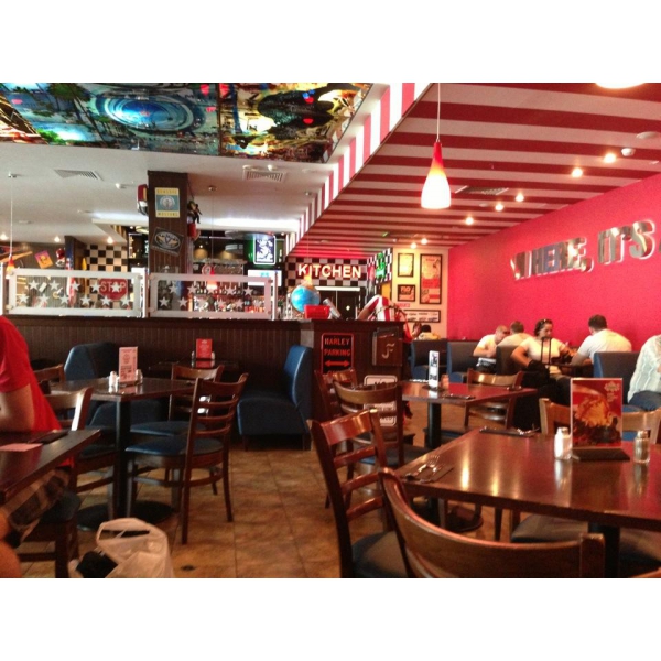 Ресторанный сервис бронирования столиков menu-rest.com - Интерьер ресторана "T.G.I. Friday`s"