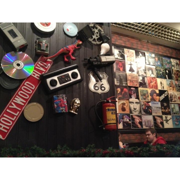 Ресторанный сервис бронирования столиков menu-rest.com - Интерьер ресторана "T.G.I. Friday`s"