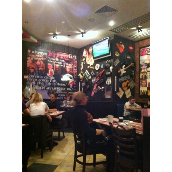 Ресторанный сервис бронирования столиков menu-rest.com - Интерьер ресторана "T.G.I. Friday`s"