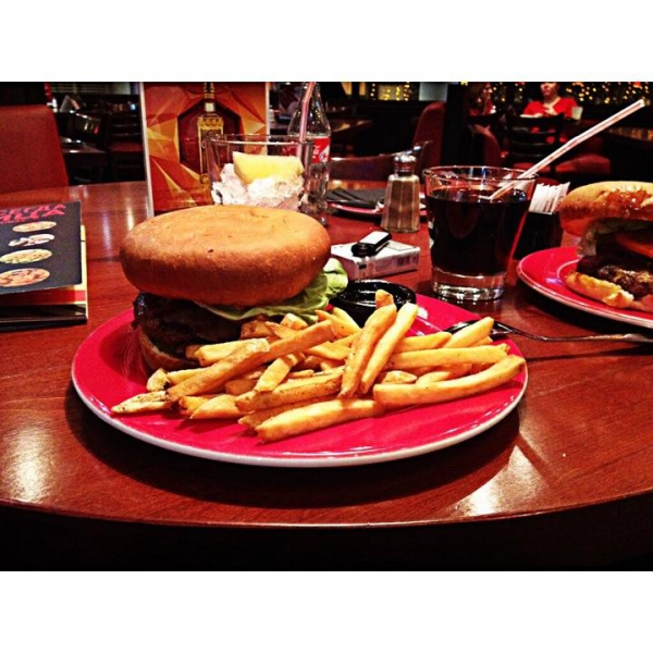 Ресторанный сервис бронирования столиков menu-rest.com - Интерьер ресторана "T.G.I. Friday`s"