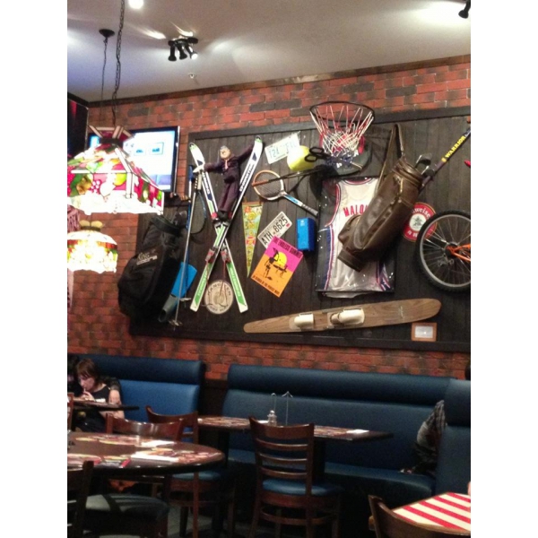 Ресторанный сервис бронирования столиков menu-rest.com - Интерьер ресторана "T.G.I. Friday`s"