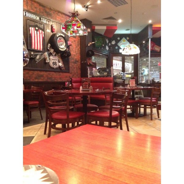 Ресторанный сервис бронирования столиков menu-rest.com - Интерьер ресторана "T.G.I. Friday`s"