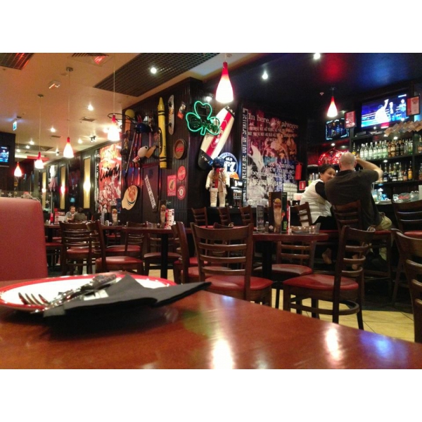 Ресторанный сервис бронирования столиков menu-rest.com - Интерьер ресторана "T.G.I. Friday`s"