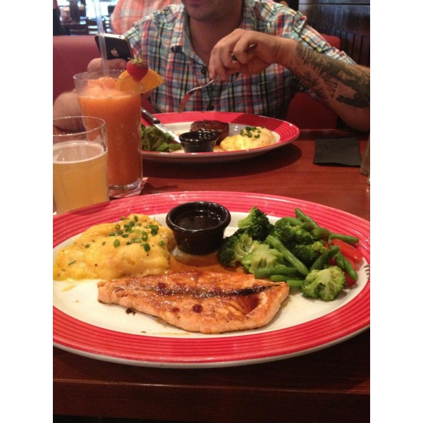 Ресторанный сервис бронирования столиков menu-rest.com - Интерьер ресторана "T.G.I. Friday`s"