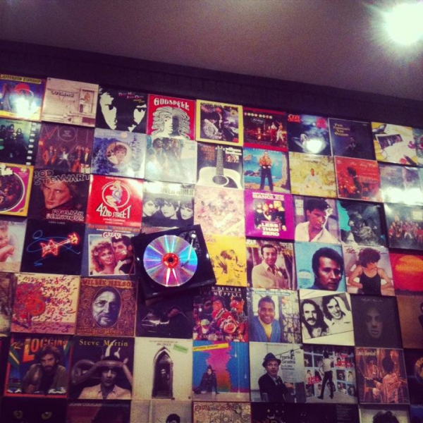 Ресторанный сервис бронирования столиков menu-rest.com - Интерьер ресторана "T.G.I. Friday`s"