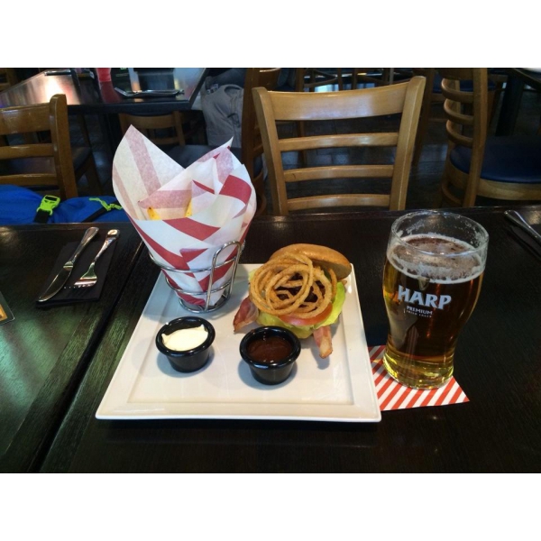 Ресторанный сервис бронирования столиков menu-rest.com - Интерьер ресторана "T.G.I. Friday`s"