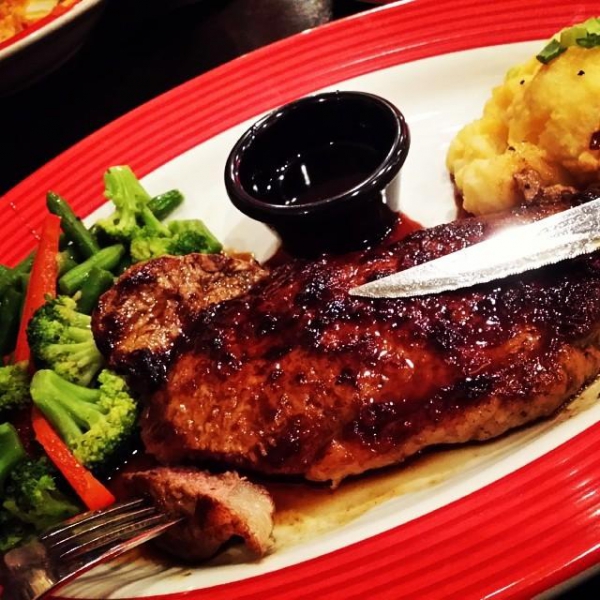 Ресторанный сервис бронирования столиков menu-rest.com - Интерьер ресторана "T.G.I. Friday`s"